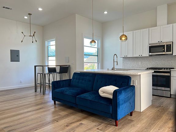 5th image of 524 Steiner St #3