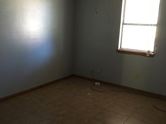 5th image of 1514 Pine Dr APT B