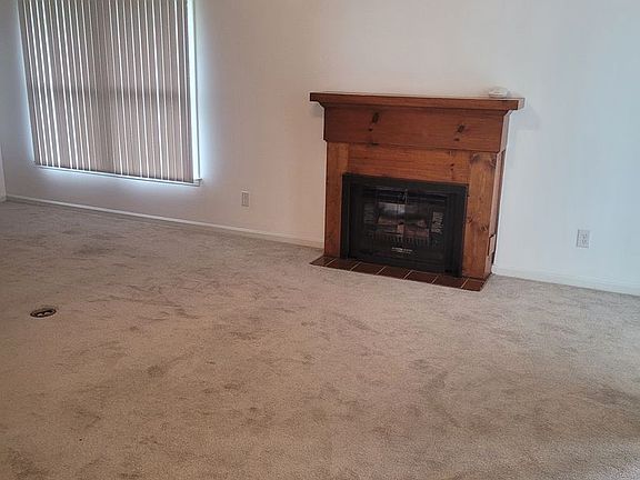 4th image of 121 W Victoria Ct E