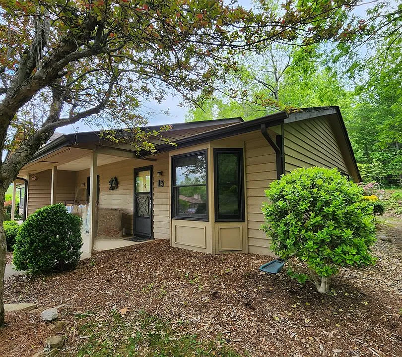 15 Woodlands Dr