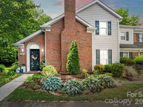 9486 Kings Falls Dr, Charlotte, NC 28210