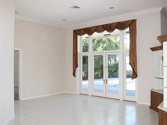 4th image of 2757 Meadowood Dr