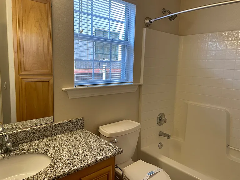 Exceptionally Spacious and Modernized 2x2 Townhouse w/Garage and Washer/Dryer Hookups! — Photo 37
