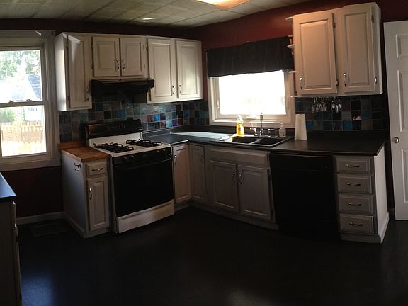 Large trendy kitchen new app