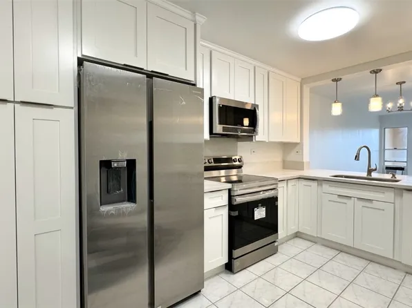 3075 Ala Poha Pl APT 401, Honolulu, HI 96818