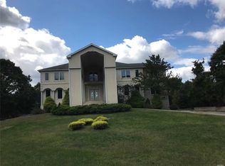 24 Old Neck Rd, Center Moriches, NY 11934