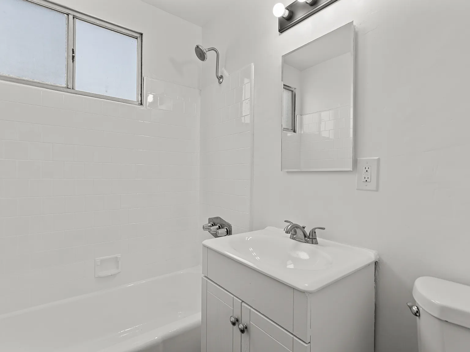 Tropicana Apartments — Photo 1