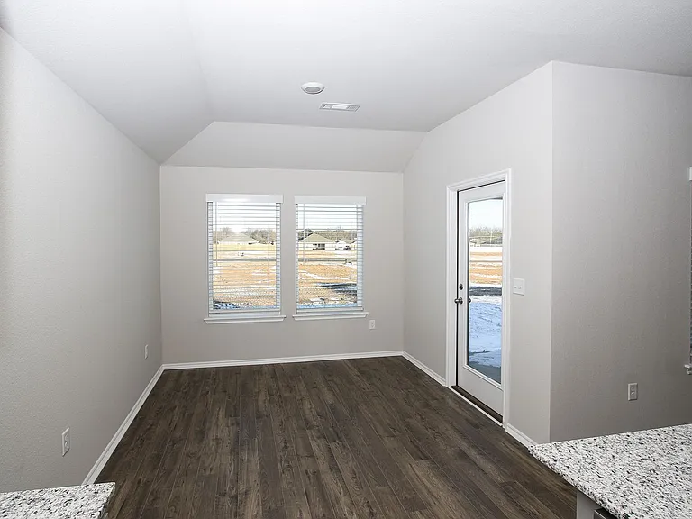 606 Comanche Dr — Photo 9
