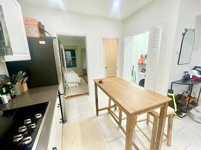 3rd image of 206 Hanover St #2