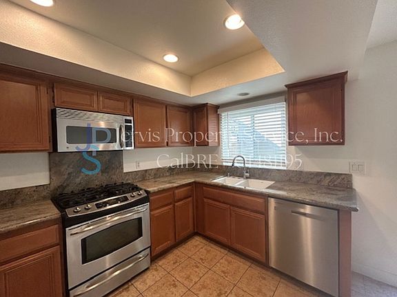 4th image of 648 Warne St