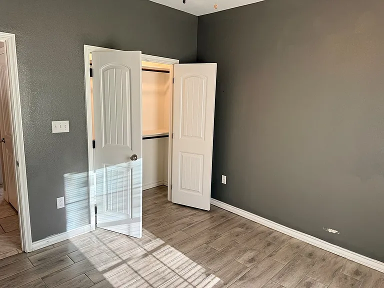 302 N Carver — Photo 23