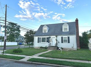 29 S Elm St #1, Hicksville, NY 11801