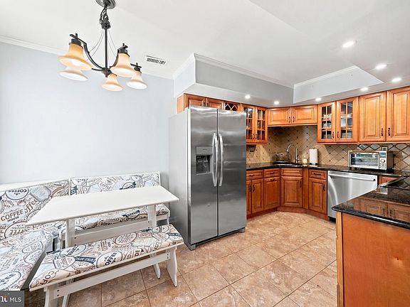 4th image of 9 Stonybrook Ct