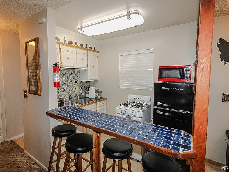 370 Victoria Ln — Photo 7