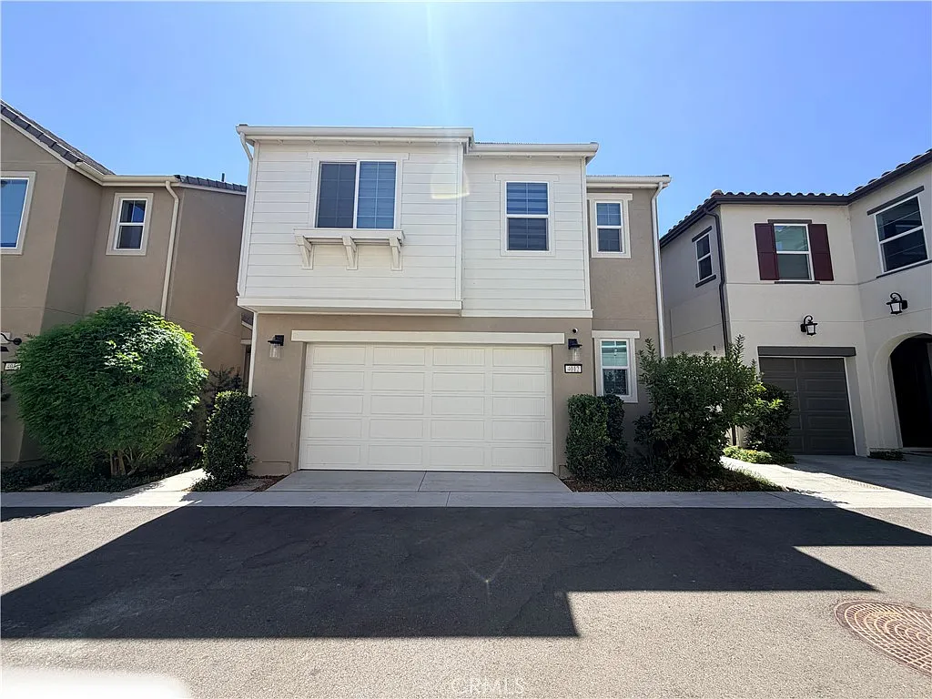 3 bed, 2.5 bath, 1718 sqft, $4,000 — Photo 1