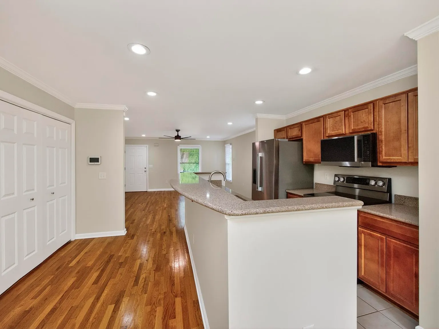 3 bed, 1220 sqft, $2,690 — Photo 4