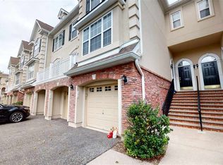 147 Blue Heron Dr, Secaucus, NJ 07094