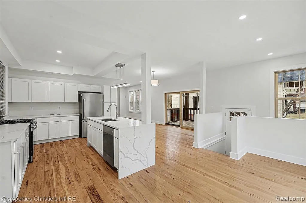 4 bed, 2.5 bath, 1950 sqft, $2,950 — Photo 3