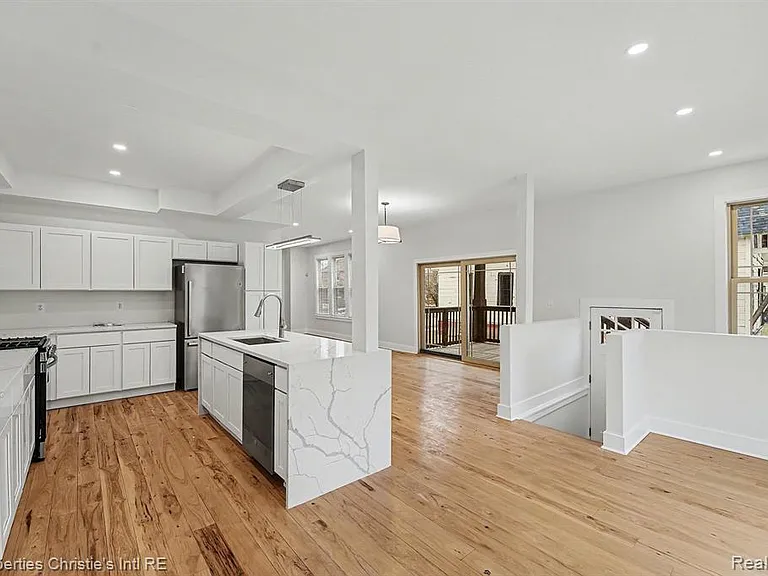 1463 Baldwin St — Photo 3