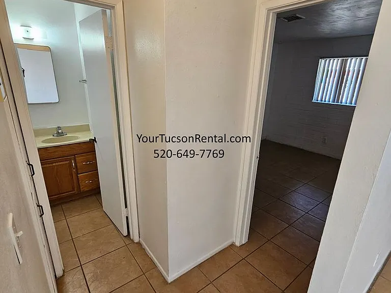 Arlington Commons - 4530 E Pima St Near Swan Road — Photo 16