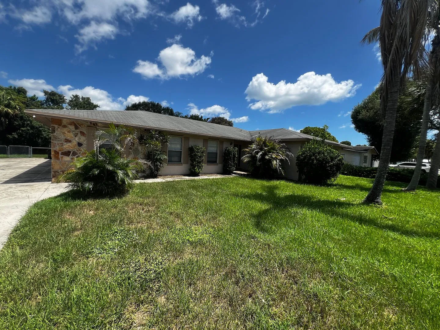 Spacious 4 Bedroom Pool Home Conveniently Located! — Photo 2