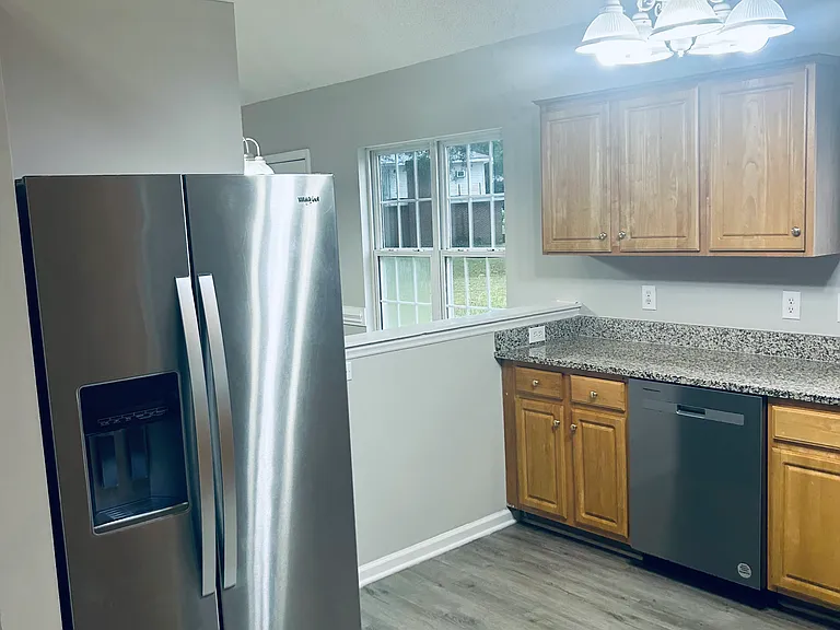804 Valley Creek Dr — Photo 3