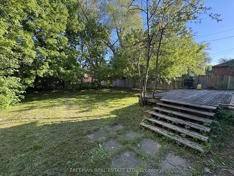 535 Lawrence Ave W — Photo 15