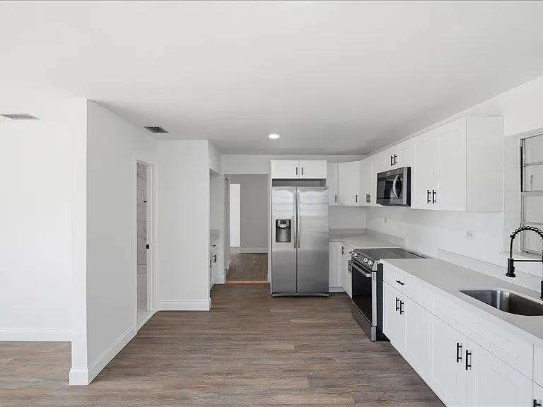 270 SW 10th Ave #1 — Photo 9
