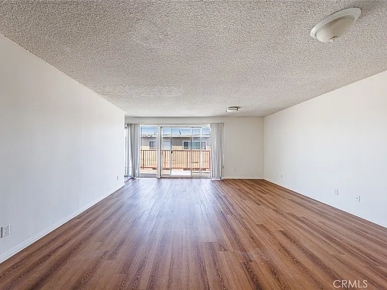 810 E Grand Ave — Photo 10