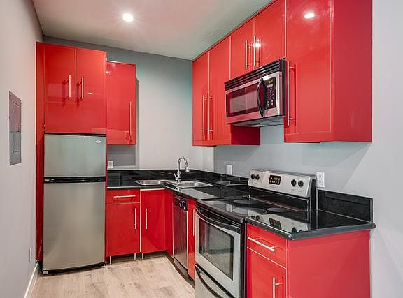 5th image of 7229 Willoughby Ave #102