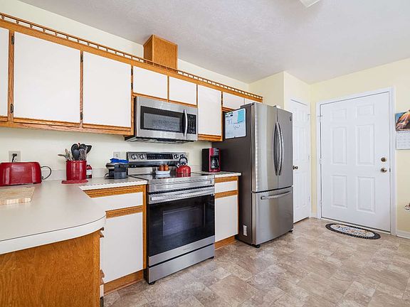 5th image of 239 SE Tristin Ln