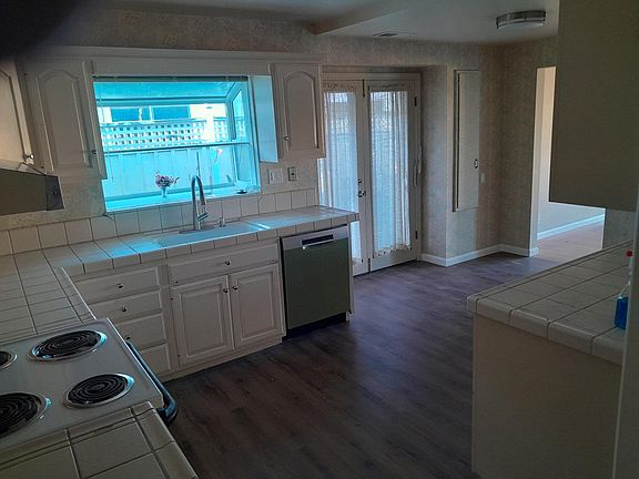 5th image of 696 Pineview Dr