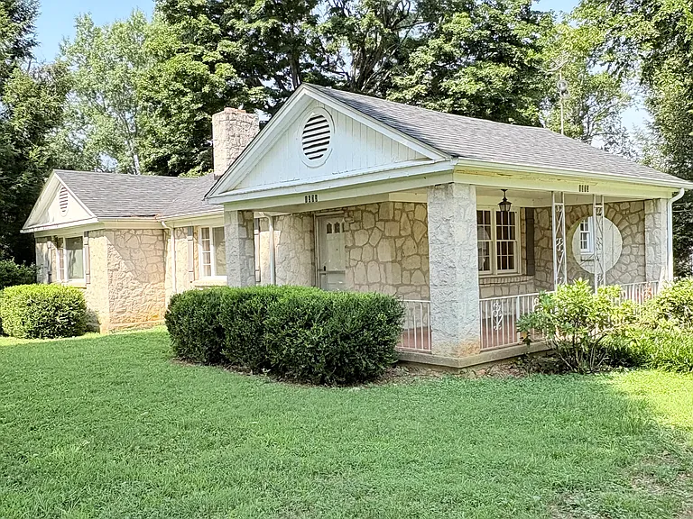 1573 Three Springs Rd — Photo 2