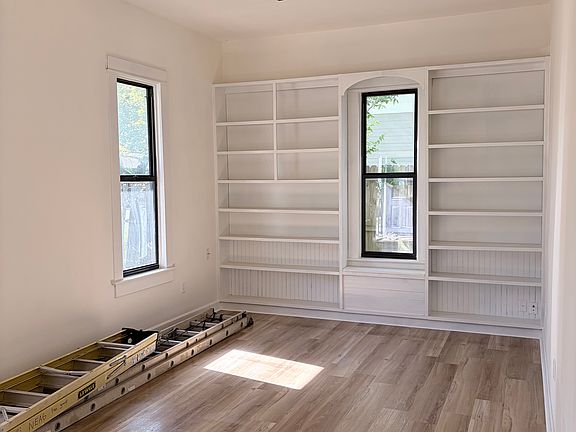 3rd image of 208 Lewis St