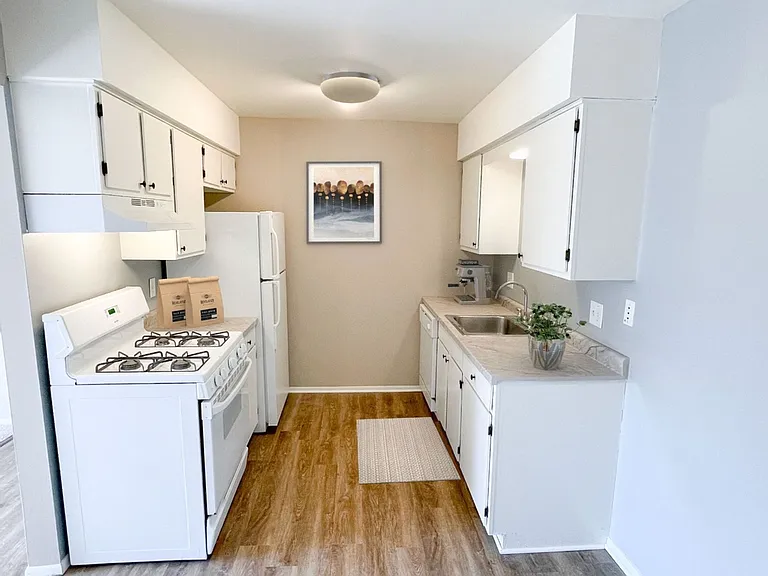Walnut Creek Apartments — Photo 10