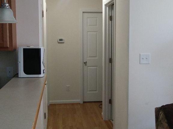 Hallway w/closet & full bathroom