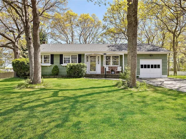 123 W Tiana Road, Hampton Bays, NY 11946