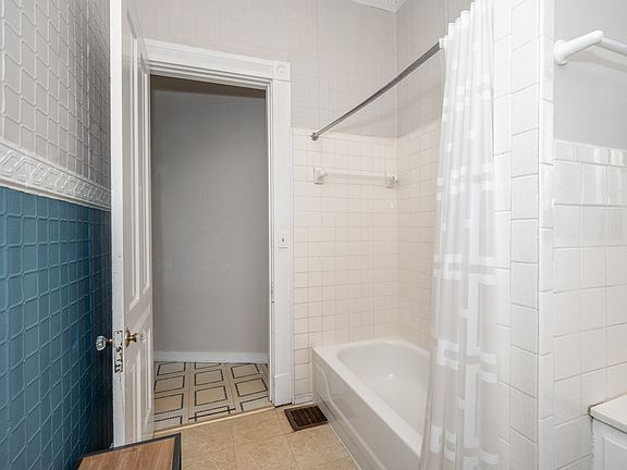 2nd image of 120 Lyon St APT 3