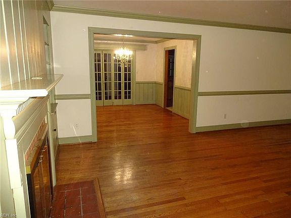 3rd image of 310 Mistletoe Dr