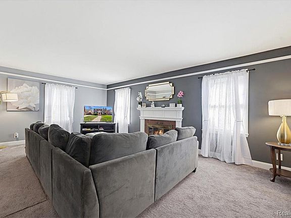 3rd image of 16880 Fielding St