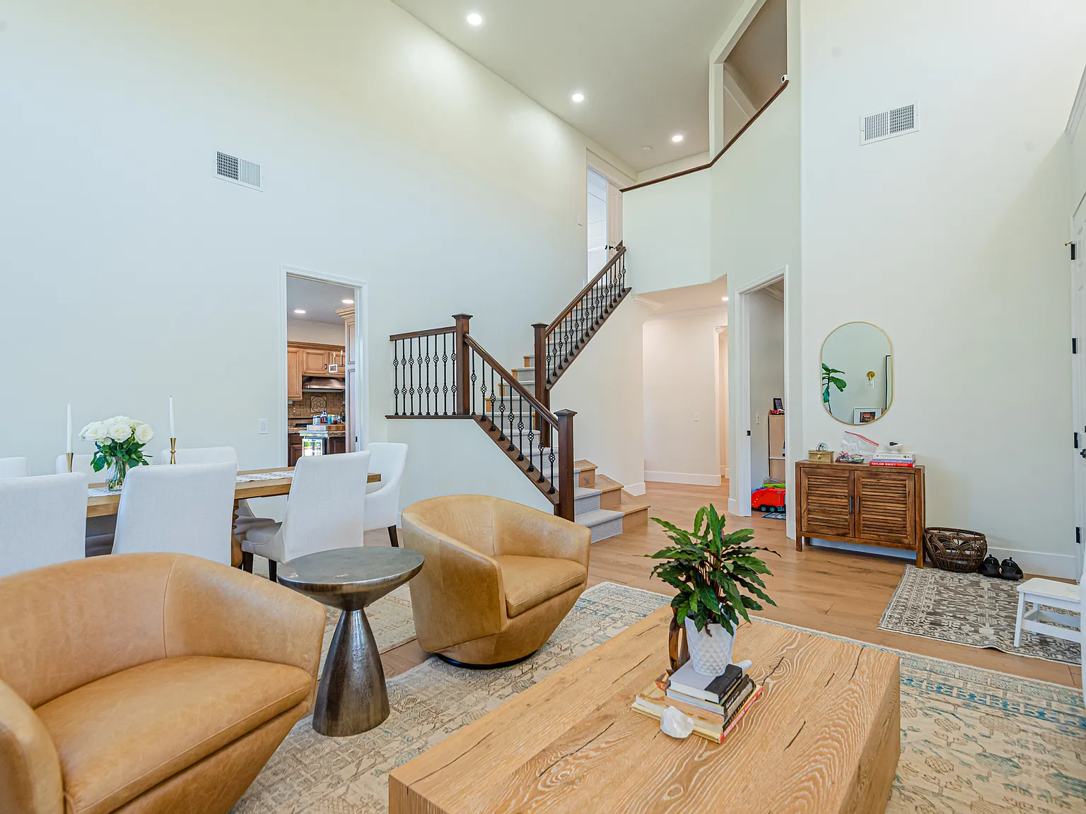 4 bed, 2465 sqft, $6,500 — Photo 4