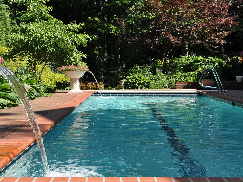 2nd image of 5915 Frazier Ln