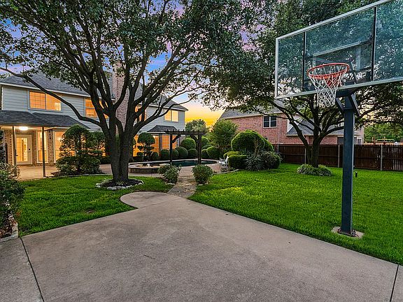 3rd image of 301 Lovegrass Ln