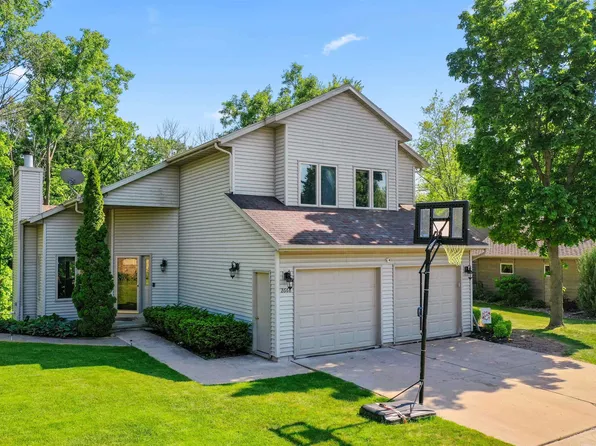 2668 Oak Park Dr, Green Bay, WI 54311