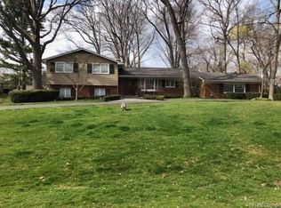 3766 N Darlington Rd, Bloomfield Hills, MI 48301