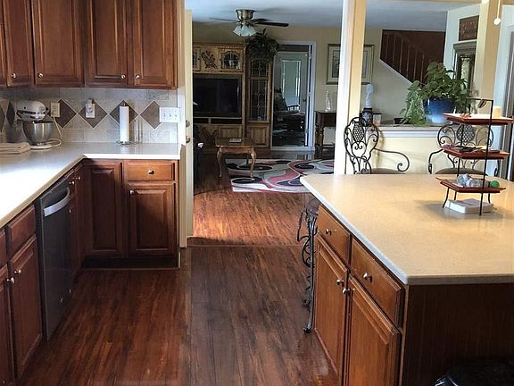 3rd image of 920 Oakwood Dr