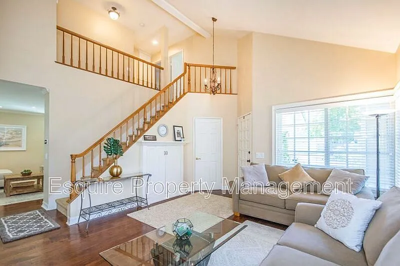 3 bed, 2.5 bath, 1493 sqft, $4,100 — Photo 3