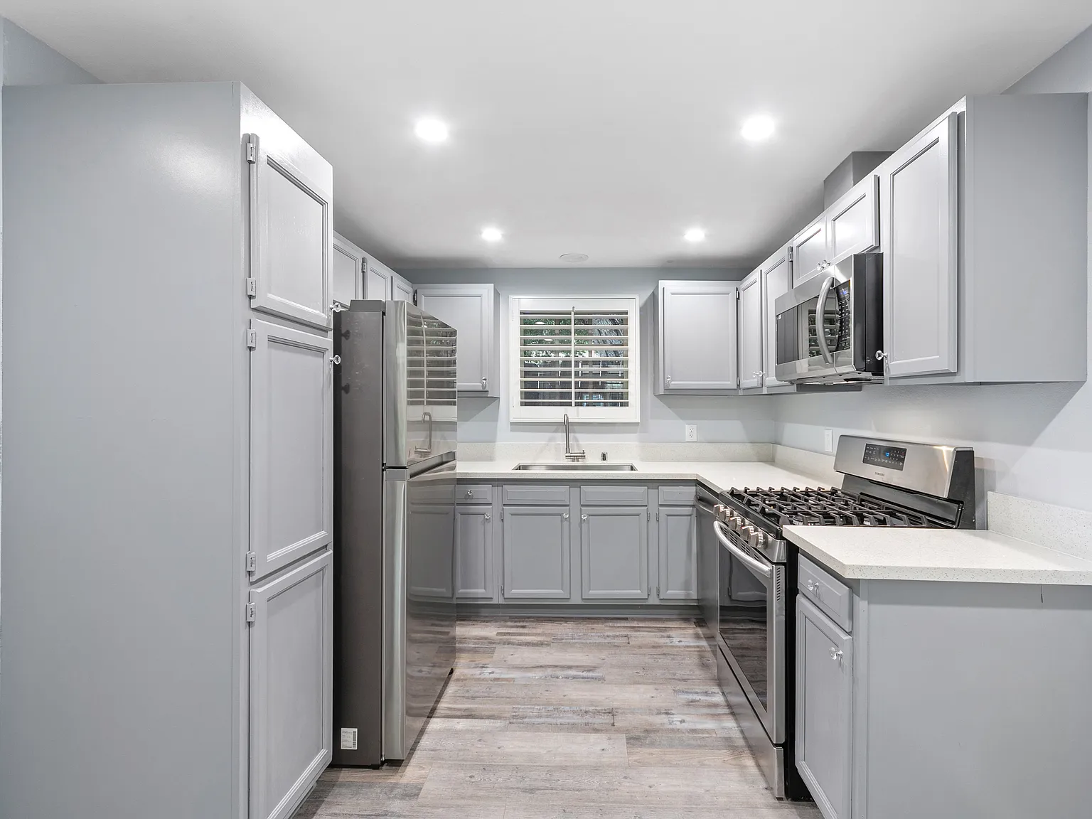 2 bed, 900 sqft, $4,195 — Photo 2