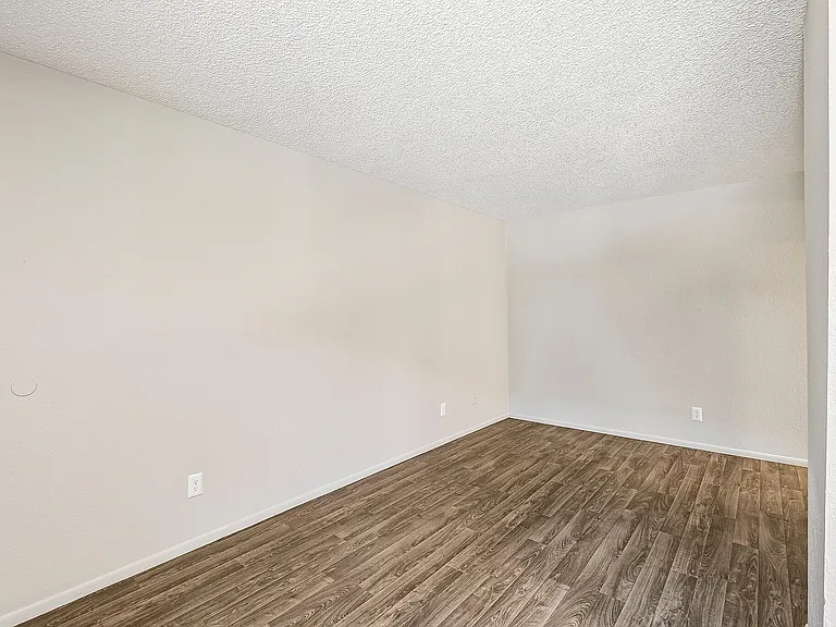 9-web-or-mls-N 23rd Ave-S0307-009