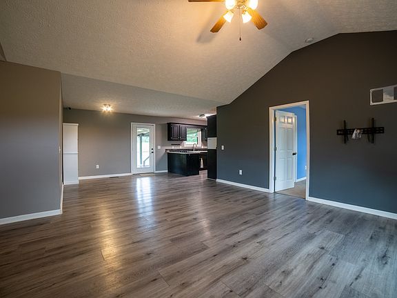 4th image of 831 Philippi Rd
